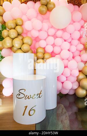 Festliche Dekoration mit hellem Luftballons mit Helium gefüllt. Rosa, Weiß und goldenen Kugeln und goldene Zweige schmücken die Urlaub. festival Dekoration, Hochzeit Stockfoto