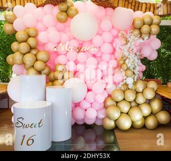 Festliche Dekoration mit hellem Luftballons mit Helium gefüllt. Rosa, Weiß und goldenen Kugeln und goldene Zweige schmücken die Urlaub. festival Dekoration, Hochzeit Stockfoto