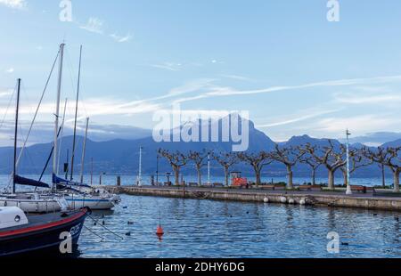 Der Hafen von Torri del Benaco. Die Stadt liegt an der mittleren Ostküste des Gardasees, an der Grenze zu Garda im Süden und Brenzone sul Garda Stockfoto