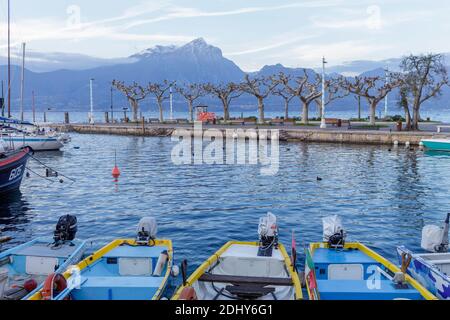 Der Hafen von Torri del Benaco. Die Stadt liegt an der mittleren Ostküste des Gardasees, an der Grenze zu Garda im Süden und Brenzone sul Garda Stockfoto