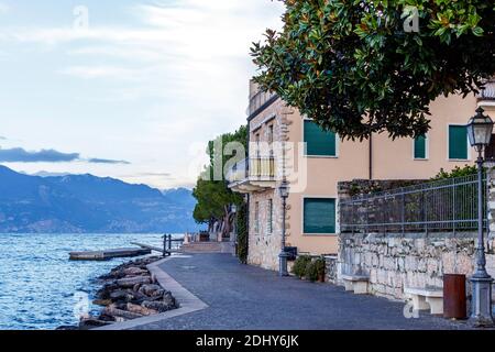 Seeufer von Torri del Benaco an der mittleren veronesischen Küste des Gardasees, an der Grenze zu Garda im Süden und Brenzone im Norden. Die Mitte Stockfoto