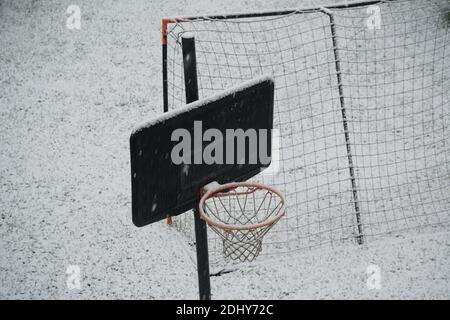 Mortara - 12-04-2020: Basketball-Reifen und Fußballtor unter dem Schnee Stockfoto