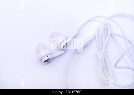 Weiße kabelgebundene Ohrhörer auf weißem Hintergrund Stockfoto