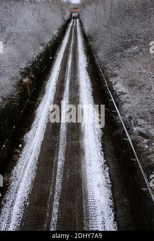 Trillium Line Light Rail Tracks, Blick nach Norden von Carling Station mit einem frischen Staub von Schnee bedeckt den Damm. Ottawa, Ontario, Kanada. Stockfoto