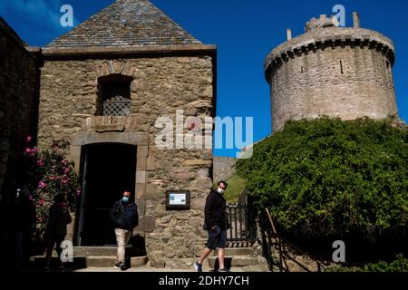 Obligatorische Maskenabnutzung und soziale Distanzierungsmaßnahmen in Fort La Latte in der Bretagne aufgrund der Covid-19 Pandemie. Port du Masque obligatoire et mesures Stockfoto