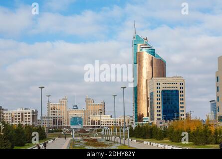 Blick vom Nurjol Boulevard auf den ikonischen modernen Transportturm und das KazMunaiGas Öl- und Gasministerium Gebäude, nur-Sultan (Astana), Kasachstan Stockfoto