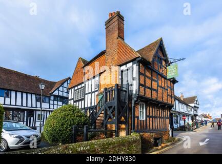 Blick auf die Fachwerkspreizung Eagle Hotel, ein mittelalterliches Gasthaus aus dem Jahr 1430 in der Altstadt, South Street, Midhurst, West Sussex Stockfoto