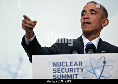 US-Präsident Barack Obama weist auf ein Medienmitglied hin, das am Freitag, den 1. April 2016, auf einer Pressekonferenz auf dem Nuclear Security Summit in Washington, D.C., eine Frage beantworten soll. Nach einer Serie von Terroranschlägen von Europa nach Afrika ruft Obama während des Gipfels internationale Unterstützung für die Bemühungen auf, den Islamischen Staat und ähnliche Gruppen davon abzuhalten, nukleares Material und andere Massenvernichtungswaffen zu erhalten. Foto von Andrew Harrer/Bloomberg/ABACAPRESS.COM Stockfoto