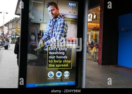 COIVD-19 Public Information Campaign digital Poster in London zu sehen. Stockfoto