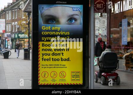 London, Großbritannien. Dezember 2020. COIVD-19 Public Information Campaign digital Poster in London zu sehen. Kredit: Dinendra Haria/SOPA Images/ZUMA Wire/Alamy Live Nachrichten Stockfoto