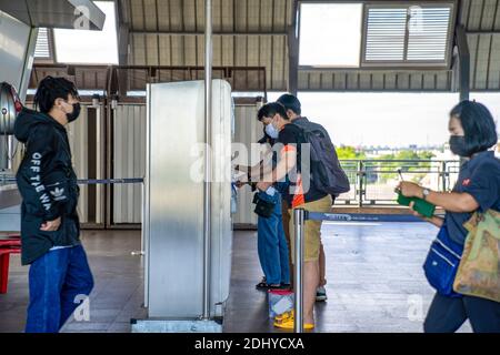 Bangkok, Thailand - 26 Sep 2020, lokaler Passagier kauften Airport Rail Link Ticket von Auto Vending Machine im Bahnhof., Bangkok, Thailand. Stockfoto
