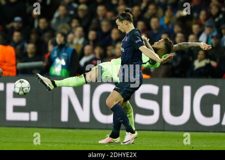 Zlatan Ibrahimovic von PSG kämpft gegen Nicolas Otamendi von Manchester City während des UEFA Champions League Viertelfinale-Fußballspiels, erste Etappe, Paris Saint-Germain gegen Manchester City im Parc des Princes Stadion in Paris, Frankreich am 6. April 2016. Das Spiel endete in einem Unentschieden von 2-2. Foto von Henri Szwarc/ABACAPRESS.COM Stockfoto