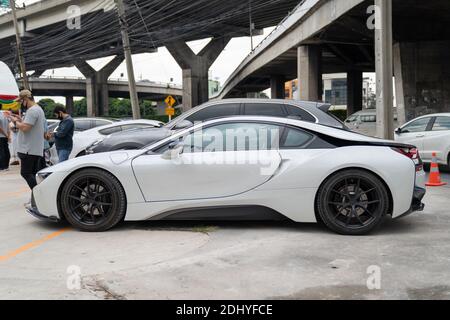 Bangkok, Thailand - 9. Sep 2020, der BMW i8 Roadste ist auf dem Parkplatz für bedingungsloses Fahrvergnügen, bis zur Straße in Bangkok, Thailand. Stockfoto