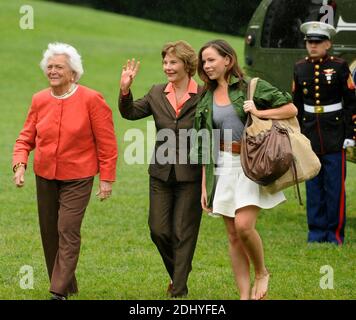 First Lady Laura Bush winkt zu Zuschauern, während sie mit der ehemaligen First Lady Barbara Bush (L) und Tochter Barbara spaziert, als sie von einem Wochenende auf der Ranch Crawford, Texas, am 11. Mai 2008 in Washington, DC, USA, im White ankommen. US-Präsident George W. Bush, dessen Tochter Jenna Henry Hager auf der Ranch heiratete, beschrieb die Erfahrung als "speziell" und "es ist alles, was wir uns erhofft haben". Foto von Mike Theiler/CNP/ABACAPRESS.COM Stockfoto