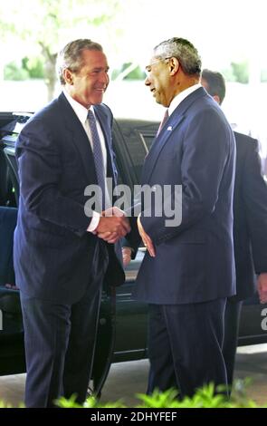 US-Präsident George W. Bush wird bei seiner Ankunft am 7. Mai 2001 im US-Außenministerium in Washington, DC, USA, von US-Außenminister Colin Powell begrüßt. Bush war zu Besuch, um mit dem Rat der Amerikas zu sprechen. In seinen Bemerkungen sagte der Präsident, er würde den Kongress für Fast Track Trade Authority in dieser Woche fragen.Foto von: Ron Sachs/CNP/ABACAPRESS.COM Stockfoto