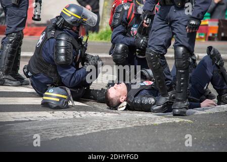 Demonstranten stoßen bei einer Demonstration gegen die Arbeitsrechtsreformen der französischen Regierung am 9. April 2016 in Rennes, Westfrankreich, auf die Bereitschaftspolizei, die Tränengas verwendet. Französische Studenten und Gewerkschaften sind den ganzen März über auf die Straße gegangen, um gegen den Entwurf eines Gesetzes zur Arbeitsreform unter der Leitung von Myriam El Khomri zu protestieren. Demonstranten haben sich auf Plätzen in Städten in ganz Frankreich versammelt. Foto von Kevin Niglaut/ABACAPRESS.COM Stockfoto