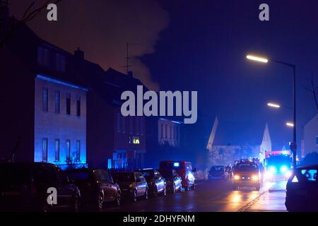 SIEGELSDORF, DEUTSCHLAND - DEZEMBER 12 2020: Unidetified Feuerwehrleute löschen ein Haus Stockfoto