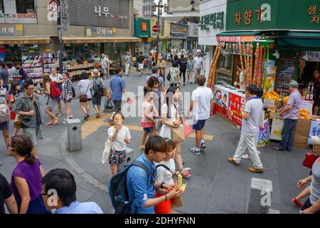 Seoul, Südkorea - 1. Juni 2014, Asiatisch Touristen und lokale Koreaner genießen es, in der Einkaufsstraße, Seoul, Südkorea, zu Fuß und zu shoppen. Stockfoto