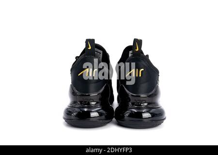 Bangkok Thailand 23. Marz 2020 Nike Air max 270 schwarz und Gold Sportschuhe fur Erwachsene Sneaker Sportschuhe Detaillierte Nahaufnahme auf Studio hellweiB Stockfotografie Alamy