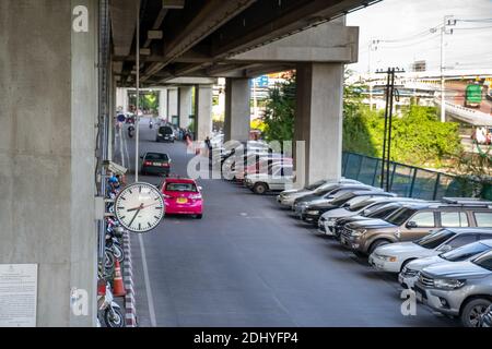 Bangkok, Thailand - 26. Sep 2020, die Umgebung der Parkplätze unter dem Airport Rail Link 'Ladkrabang Station', sie arbeiten und Standby für Lo Stockfoto