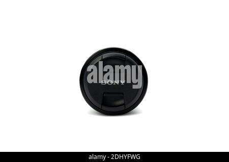 Bangkok, Thailand - 30. April 2020, die Objektivkappe FE 90 mm F2,8 Macro G OSS von Sony, ein Vollformat-Makro-Objektiv mit Festbrennweite, angekündigt von Sony am 4. März 2015, Bangkok Stockfoto