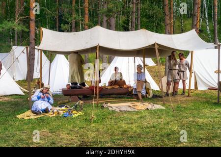 Cedynia, Polen, Juni 2019 Historische Nachstellung des slawischen oder Wikinger Stammzeltlagers, die das Leben der Bauern im 11. Bis 14. Jahrhundert zeigt Stockfoto