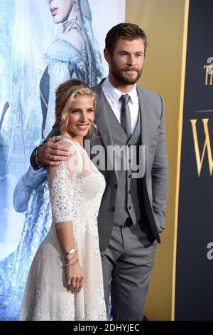 Chris Hemsworth und Elsa Pataky besuchen am 11. April 2016 die Premiere von Universal Pictures' 'The Huntsman: Winter's war' im Regency Village Theatre in Westwood, Los Angeles, CA, USA. Foto von Lionel Hahn/ABACAPRESS.COM Stockfoto