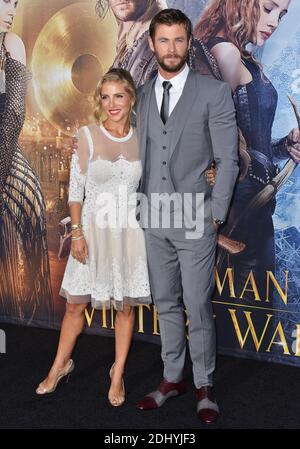 Chris Hemsworth und Elsa Pataky besuchen am 11. April 2016 die Premiere von Universal Pictures' 'The Huntsman: Winter's war' im Regency Village Theatre in Westwood, Los Angeles, CA, USA. Foto von Lionel Hahn/ABACAPRESS.COM Stockfoto