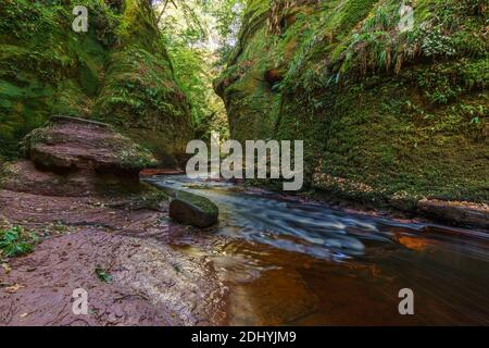 Red Water Stream in schottland Stockfoto