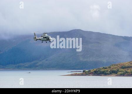 Hubschrauber fliegen über Meer in der Nähe der schottischen Insel skye Stockfoto