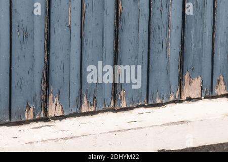 Teil einer nicht instandgehaltenen Tür und Rahmen. Farbe blättert ab, verfaulte Rahmen. Aufgeschobene Wartung. Stockfoto