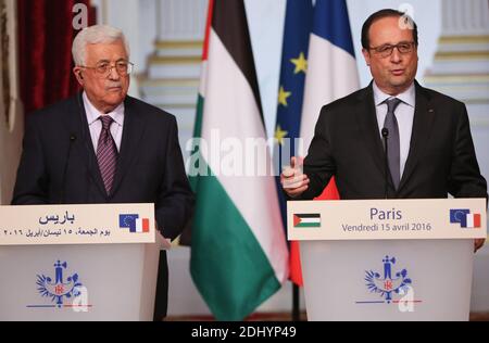 Der palästinensische Präsident Mahmud Abbas und der französische Präsident Francois Hollande halten nach ihrem Treffen am 15. April 2016 im Elysée-Palast in Paris eine Pressekonferenz ab. Der palästinensische Präsident Mahmud Abbas führt während seiner internationalen Reise Gespräche mit dem französischen Präsidenten Francois Hollande, um eine UN-Resolution über israelische Siedlungen zu erreichen. Foto von Somer/ABACAPRESS.COM Stockfoto