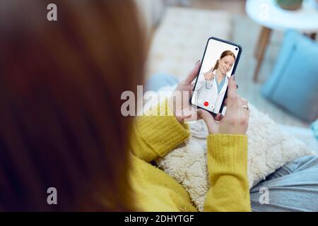 Frau von zu Hause konsultiert ihren Arzt in einer Videokonferenz Stockfoto