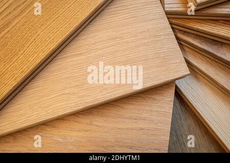 Draufsicht, selektiver Fokus auf leichte Hartholz- oder Laminatfußböden. Stockfoto