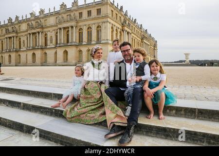 EMBARGO FÜR WEB UND APPS IN FRANKREICH BIS 14. MAI 2016 - Exklusiv - Tori Spelling mit ihrem Mann Dean McDermott und ihren Kindern Finn Davey, Liam Aaron, Stella Doreen, Hattie Margaret besuchen das Chateau de Versailles, Versailles, Frankreich am 20. April 2016. Foto von ABACAPRESS.COM Stockfoto