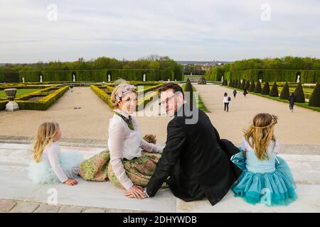 EMBARGO FÜR WEB UND APPS IN FRANKREICH BIS 14. MAI 2016 - Exklusiv - Tori Spelling mit ihrem Mann Dean McDermott und ihren Kindern Finn Davey, Liam Aaron, Stella Doreen, Hattie Margaret besuchen das Chateau de Versailles, Versailles, Frankreich am 20. April 2016. Foto von ABACAPRESS.COM Stockfoto