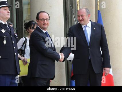 Der französische Präsident Francois Hollande begrüßt seinen georgischen Amtskollegen Guiogui Margvelachvili am 21. April 2016 im Elysee-Palast in Paris, Frankreich. Foto von Somer/ABACAPRESS.COM Stockfoto