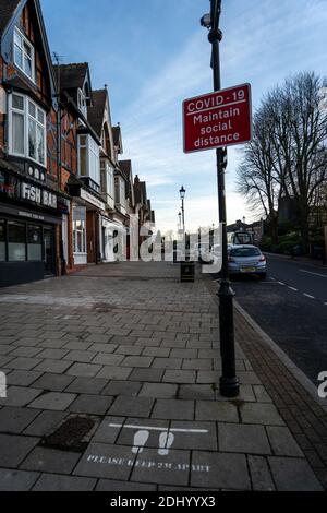 Solihull, Vereinigtes Königreich - Dezember 2020: Covid-19 Pflegen Sozialabstandszeichen Stockfoto