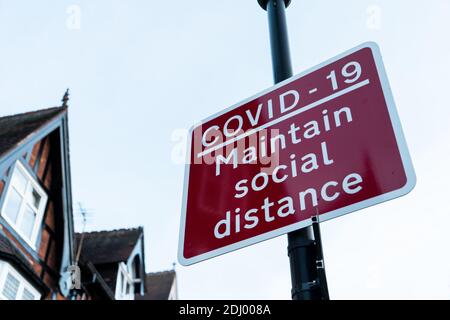 Solihull, Vereinigtes Königreich - Dezember 2020: Covid-19 Pflegen Sozialabstandszeichen Stockfoto