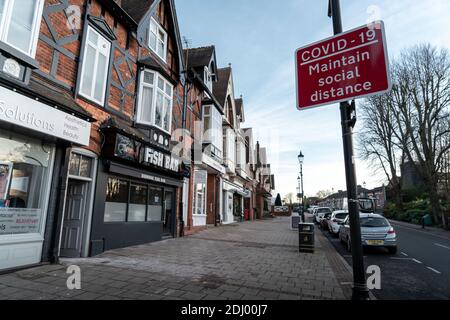 Solihull, Vereinigtes Königreich - Dezember 2020: Covid-19 Pflegen Sozialabstandszeichen Stockfoto