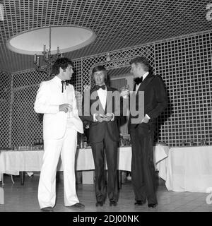 Datei - Donald Sutherland und Elliott Gould nehmen am 1974 an den 27. Jährlichen Filmfestspielen von Cannes in Cannes, Frankreich, Teil. Foto von Agence/APS-MEDIAS/ABACAPRESS.COM Stockfoto