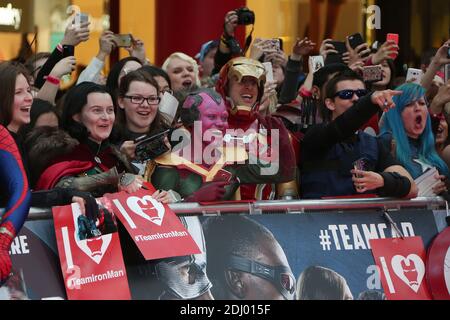 Fans sind bei der Captain America: Civil war European Premiere im Vue Westfield, London, Großbritannien, Dienstag, 26. April 2016 zu sehen. Foto von Bakounine/ABACAPRESS.COM Stockfoto