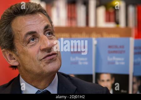 Der ehemalige französische Präsident und Präsident der französischen Rechten Les Republicains (LR) Nicolas Sarkozy unterzeichnet sein Buch La France Pour La Vie (France for Life) in Toulon, Südfrankreich, 26. April 2016. Foto von Franck Bessiere/ABACAPRESS.COM Stockfoto