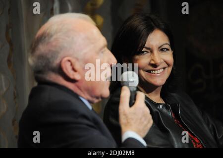 Der französische Geschäftsmann Francois Pinault spricht bei einer Pressekonferenz mit der Pariser Bürgermeisterin Anne Hidalgo, um ein Kunstmuseumsprojekt im Bourse du Commerce-Gebäude im Zentrum von Paris anzukündigen, das am 27. April 2016 in Paris, Frankreich, Pinaults private Kunstsammlung beherbergen wird. Eine der größten privaten Kunstsammlungen der Welt soll in einem neuen Pariser Museum in unmittelbarer Nähe des Louvre untergebracht werden, sagte der französische Milliardär am 27. April. Francois Pinault, der Luxusgütermogul, dem auch das Auktionshaus Christie's gehört, übernimmt die Bourse de Commerce im Zentrum der französischen capi Stockfoto