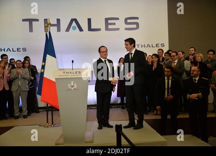 Der französische Präsident Francois Hollande schüttelt die Hände mit Patrice Caine, CEO von Thales Communications & Security, während eines Besuchs in der Zentrale von Thales Communications & Security, dem europäischen Marktführer für sichere Informations- und Kommunikationssysteme auf den globalen Märkten für Verteidigung, Sicherheit und Bodenverkehr, in Gennevilliers bei Paris, Frankreich am 28. April 2016. Foto von Christian Liewig/ABACAPRESS.COM Stockfoto