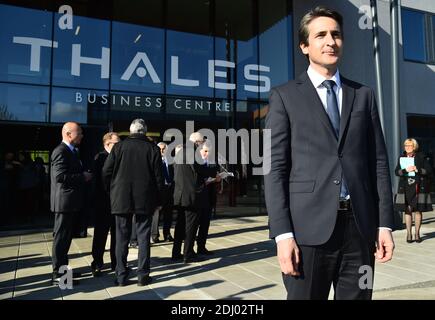 Patrice Caine, CEO von Thales Communications & Security, begrüßt den französischen Präsidenten Francois Hollande vor seinem Besuch in der Zentrale von Thales Communications & Security, dem europäischen Marktführer für sichere Informations- und Kommunikationssysteme auf den globalen Märkten für Verteidigung, Sicherheit und Bodenverkehr, in Gennevilliers bei Paris. Frankreich am 28. April 2016. Foto von Christian Liewig/ABACAPRESS.COM Stockfoto