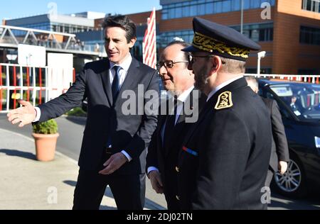 Patrice Caine, CEO von Thales Communications & Security, begrüßt den französischen Präsidenten Francois Hollande vor seinem Besuch in der Zentrale von Thales Communications & Security, dem europäischen Marktführer für sichere Informations- und Kommunikationssysteme auf den globalen Märkten für Verteidigung, Sicherheit und Bodenverkehr, in Gennevilliers bei Paris. Frankreich am 28. April 2016. Foto von Christian Liewig/ABACAPRESS.COM Stockfoto