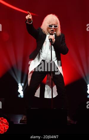 Der französische Sänger Michel Polnareff tritt am 30. April 2016 bei einem Konzert in Epernay, Ostfrankreich, auf der Bühne auf. Foto von ABACAPRESS.COM Stockfoto