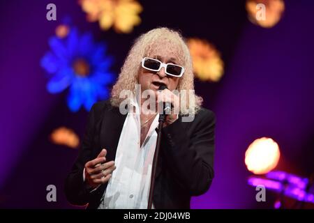 Der französische Sänger Michel Polnareff tritt am 30. April 2016 bei einem Konzert in Epernay, Ostfrankreich, auf der Bühne auf. Foto von ABACAPRESS.COM Stockfoto