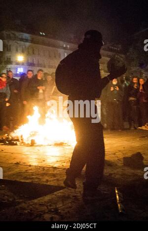 Am Eingang der U-Bahn-Station am Place de la Republique wird während eines Protestes der Bewegung Nuit Debout (Up All Night) gegen die von der französischen Regierung vorgeschlagene Arbeitsreform am 1. Mai 2016 in Paris, Frankreich, ein Feuer angezündet. Foto von Audrey Poree/ABACAPRESS.COM Stockfoto